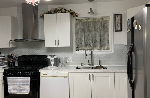 Fort Erie House | Spacious and Cozy Home w/4 Bedrooms/2 Bathrooms, Sleeps 8+