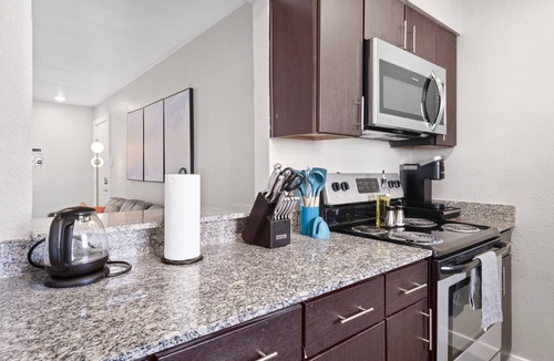 Riverside Apartment | Spacious and Cozy King Bed 2BR Suite 5 Min to DT