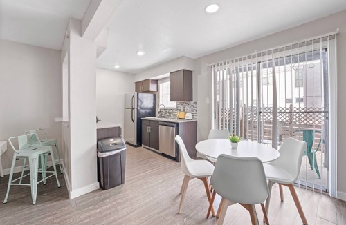 Riverside Apartment | Spacious and Cozy King Bed 2BR Suite 5 Min to DT