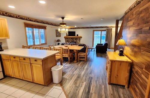 Oglesby Cabin | SPACIOUS AND COZY VILLA LOCATED ON RESORT WALKING DISTANCE FROM STARVED ROCK