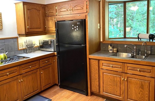 Colpoys Bay Cottage | Spacious and cozy waterfront cottage in a quiet & friendly lakeside community.