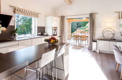 Chateauneuf-Grasse Villa | Spacious and Modern 4 Bedroom