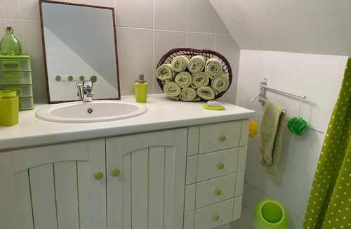 Montreuil-le-Henri Bed & Breakfast | Spacious and peaceful room with private parking