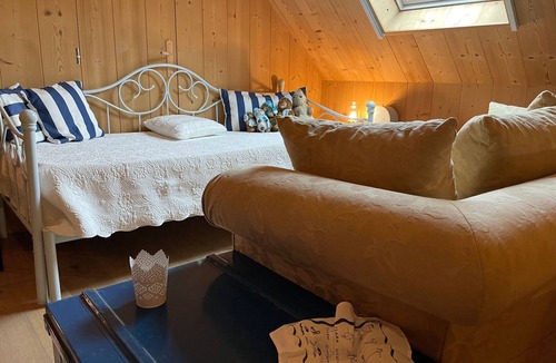 Montreuil-le-Henri Bed & Breakfast | Spacious and peaceful room with private parking