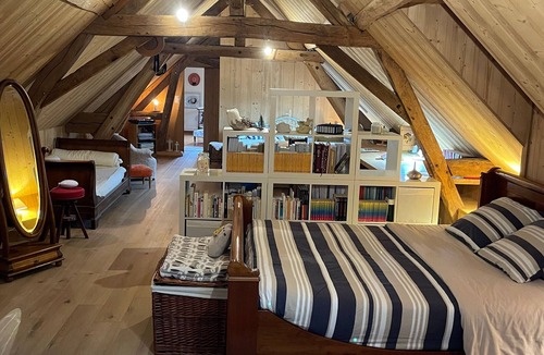 Montreuil-le-Henri Bed & Breakfast | Spacious and peaceful room with private parking