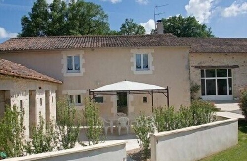 Usson-du-Poitou Cottage | SPACIOUS AND FRIENDLY LODGING IN FRAMEWORK CHAMPETRE