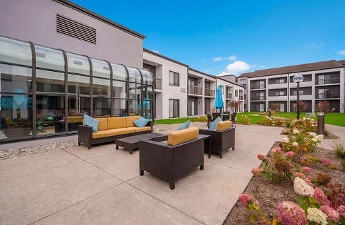 Auburn Hills Hotel | Spacious and Fully-furnished Accommodation! Pets Allowed, Indoor Swimming Pool!
