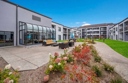 Auburn Hills Hotel | Spacious and Fully-furnished Accommodation! Pets Allowed, Indoor Swimming Pool!
