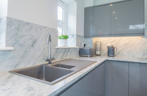 Winshill House | Spacious and lovely 5 bed property Ample and free parking