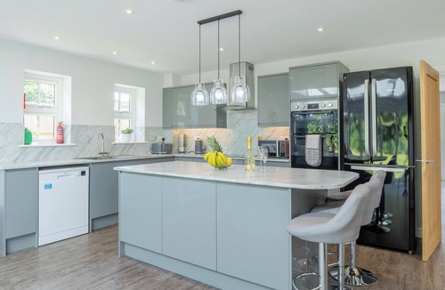 Winshill House | Spacious and lovely 5 bed property Ample and free parking