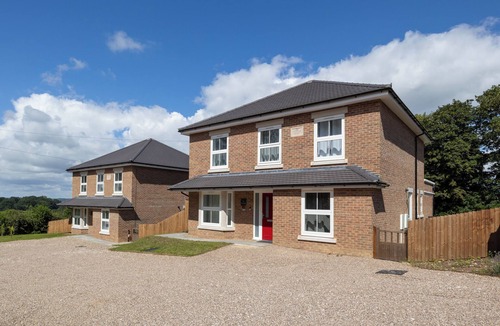 Winshill House | Spacious and lovely 5 bed property Ample and free parking