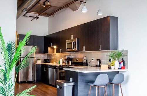 Near South Side Apartment | Spacious and Luxurious 3BR Near McCormick Place and Soldier Field with Optional Parking - Sleeps 10