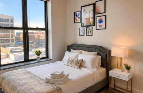 Near South Side Apartment | Spacious and Luxurious 3BR Near McCormick Place and Soldier Field with Optional Parking - Sleeps 10