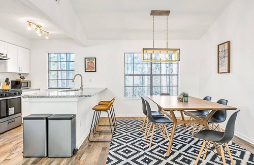 Leslie Estates House | Spacious and Modern 18 min from Stone Mountain