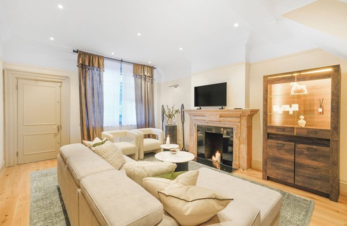Royal Borough of Kensington and Chelsea Apartment | Spacious and Modern 4 Beds Home in Kensington