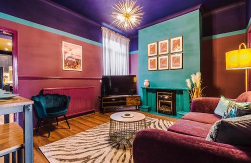 Salford House | Spacious and Modern 5 BR House