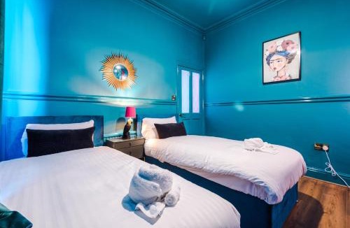 Salford House | Spacious and Modern 5 BR House