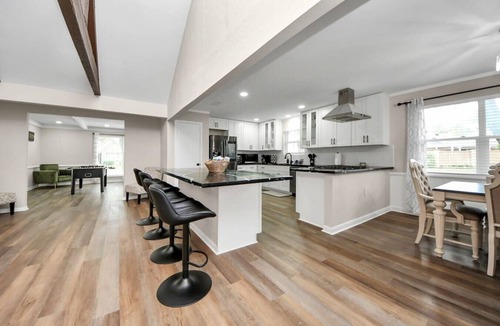 Spring Shadows House | Spacious and modern 5-bedroom house, game room, pool table and stylish bath