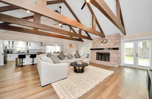 Spring Shadows House | Spacious and modern 5-bedroom house, game room, pool table and stylish bath