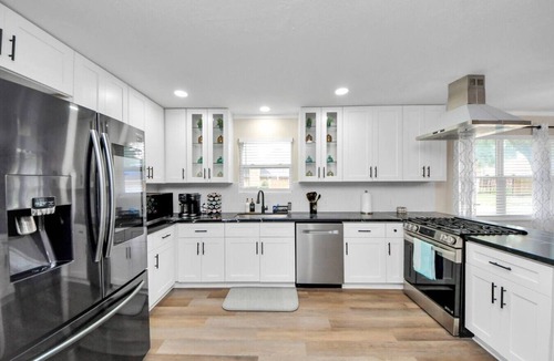 Spring Shadows House | Spacious and modern 5-bedroom house, game room, pool table and stylish bath