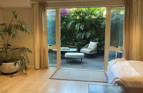 Newton Apartment | Spacious and Modern city apartment - free parking