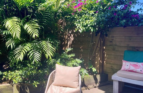 Newton Apartment | Spacious and Modern city apartment - free parking