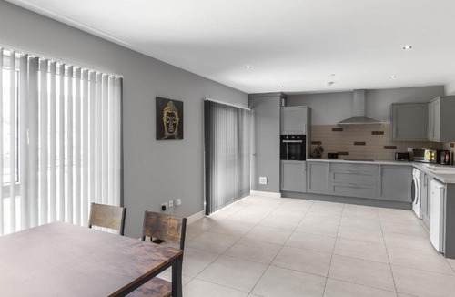 Ebbw Vale Apartment | Spacious and Modern Mountain View Apartment