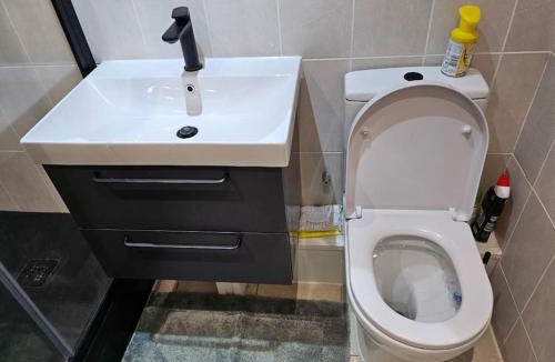 Burnt Oak Apartment | Spacious and Modern Two Bedroom Two Bathroom Flat with Secure Parking