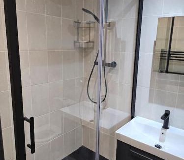 Burnt Oak Apartment | Spacious and Modern Two Bedroom Two Bathroom Flat with Secure Parking