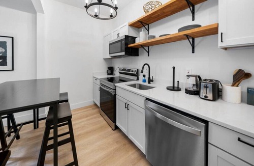 Walnut Hills House | Spacious and Modern 3BR near Downtown/Walnut Hills