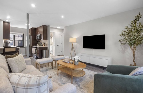 South Evanston Apartment | Spacious and Newly Renovated 1BR Next to the Beach