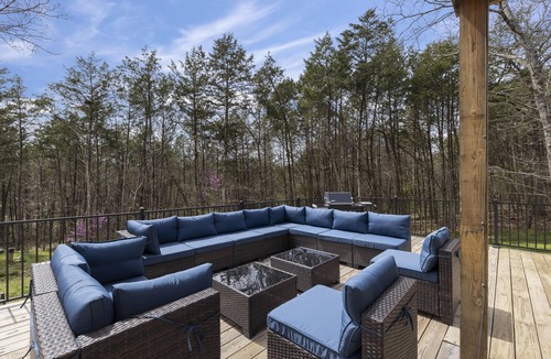 Golden House | Spacious and Private. Fire pit, game room. Ample parking. King beds!