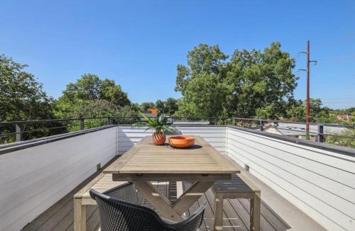 Govalle House | Spacious and Sleek Modern Elegance Heated Pool
