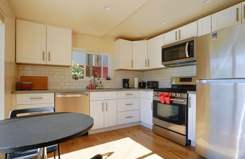 Upper Dimond House | Spacious and spotless 2B/1BR sanctuary with parking