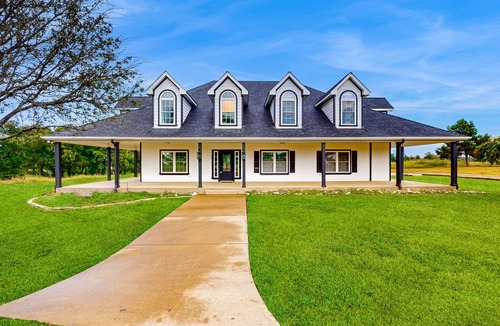Wills Point House | Spacious and Stunning Wills Point Retreat with a Private Pool & Pond
