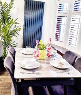 Tilbury Apartment | Spacious and Stylish Home, perfect for groups Tilbury