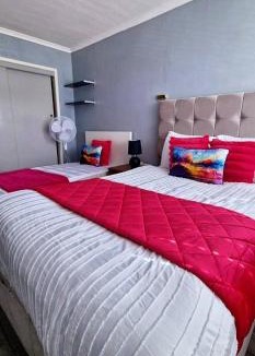 Tilbury Apartment | Spacious and Stylish Home, perfect for groups Tilbury