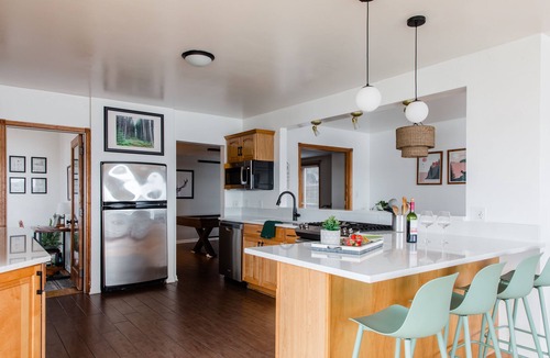 Fox Lake House | SPACIOUS and Stylish Lakefront Retreat, STUNNING Views, Firepit!
