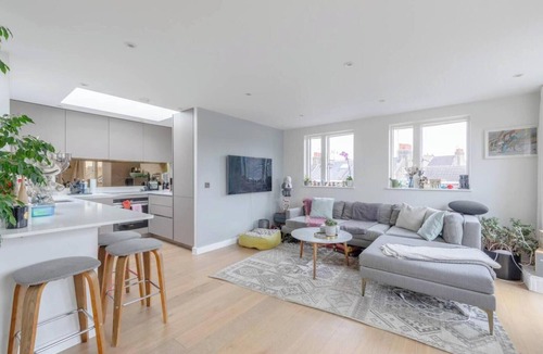 Shaftesbury Apartment | Spacious and Stylishly Designed 2BD Flat, Clapham