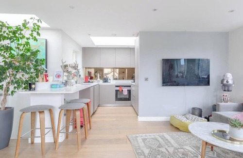 Shaftesbury Apartment | Spacious and Stylishly Designed 2BD Flat, Clapham
