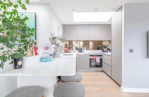 Shaftesbury Apartment | Spacious and Stylishly Designed 2BD Flat, Clapham
