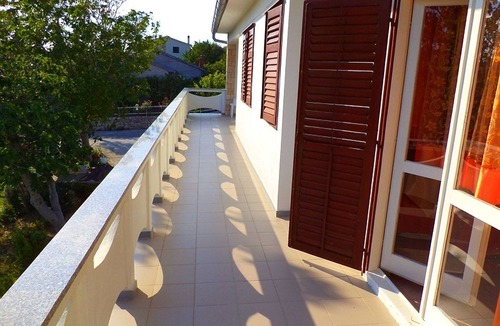 Kampor Apartment | Spacious And Sunny Apartment, Island Rab