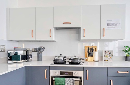 Walton-on-Thames Apartment | Spacious Apartment, Balcony, WiFi, Free Parking