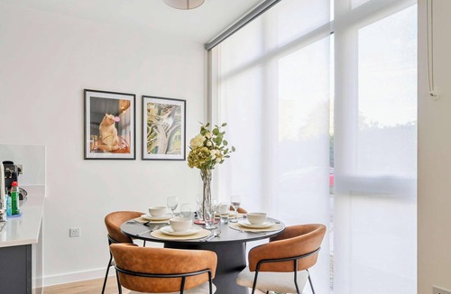 Walton-on-Thames Apartment | Spacious Apartment, Balcony, WiFi, Free Parking