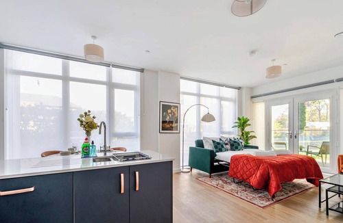 Walton-on-Thames Apartment | Spacious Apartment, Balcony, WiFi, Free Parking