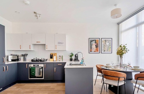 Walton-on-Thames Apartment | Spacious Apartment, Balcony, WiFi, Free Parking