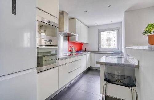 Charenton-le-Pont Apartment | Spacious apartment near Bercy 2 Shopping Center with Balcony and Free Parking