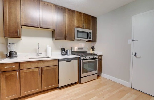 Crystal City Apartment | Spacious Apartment at Crystal City