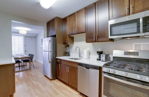 Crystal City Apartment | Spacious Apartment at Crystal City