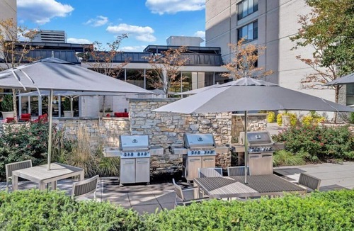 Crystal City Apartment | Spacious Apartment at Crystal City